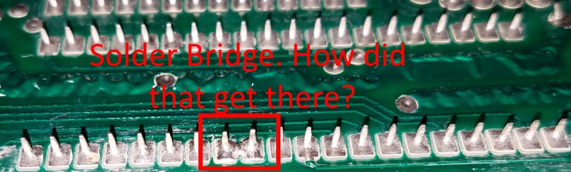 Solder_bridge.jpg.caab2bc687d8bcafc58a65708003ae7c.jpg